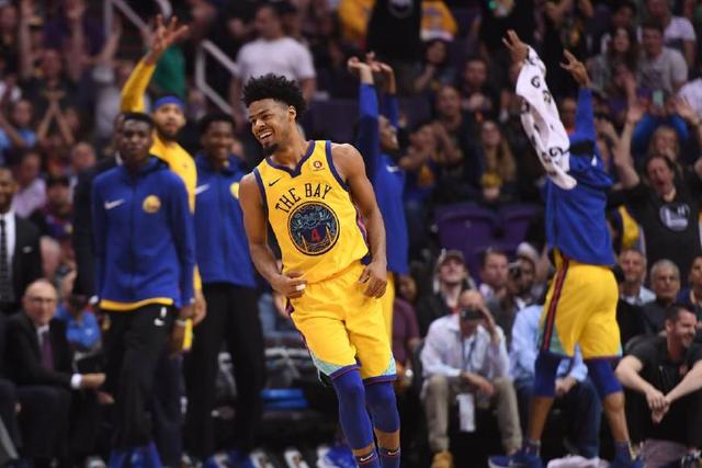 王哲林遭遇大腿拉伤 赛后被搀上救护车去医院